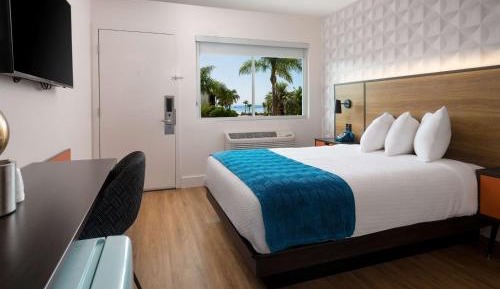 Queen Bed | Oceanside - New 60s Retro-Style Decor