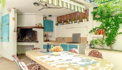 Comfort Three-Bedroom Apartment with Terrace