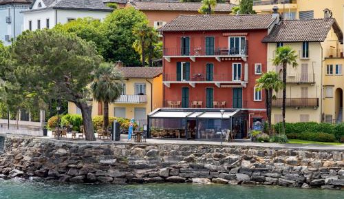 Two-Bedroom Apartment with Lake View and Balcony