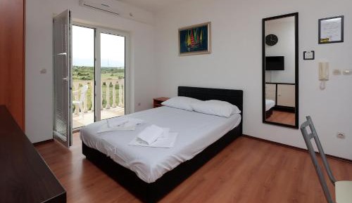 One-Bedroom Apartment with Balcony (4 Adults)