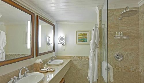 Luxury Swim Up, Guest room Pool View