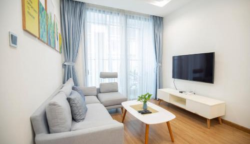 One-Bedroom Apartment with Lake View