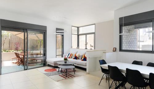 Four-Bedroom Apartment with Balcony 