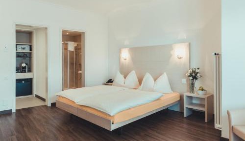 Standard Double Room with Lake View