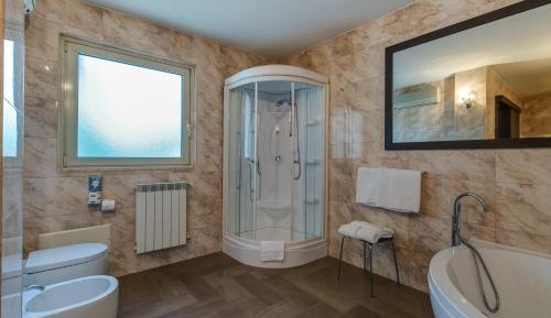 King Suite with Hot Tub and Walk-In Closet