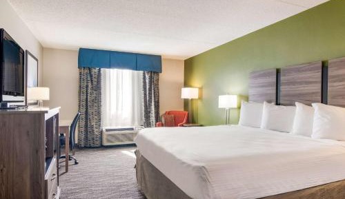 King Suite with One Person Sofa Bed - Non-Smoking