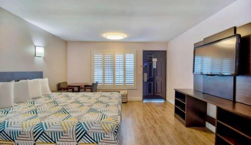 Deluxe King Room - Non-Smoking