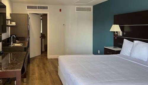 King Room with Roll-in Shower - Disability Access - Non-Smoking