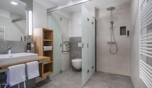 Apartment with Shower