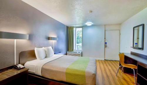 Queen Room - Disability Access - Non-Smoking