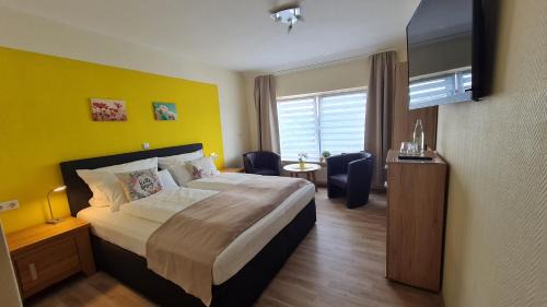 Deluxe Double Room (2 Adults + 1 Child)