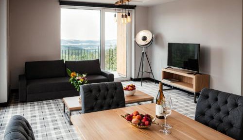 Suite with Balcony and Mountain View