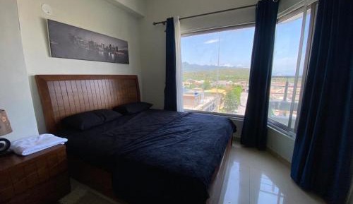 Apartment with Mountain View