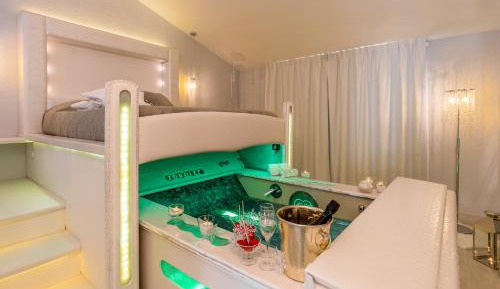Suite with Hot Tub