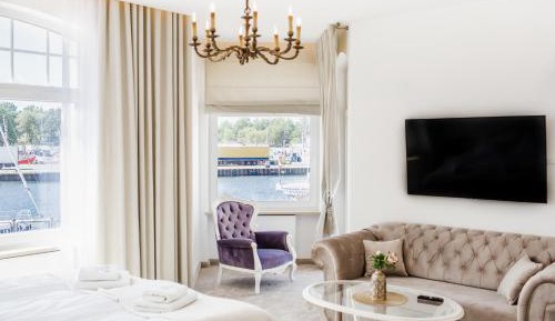 Deluxe Double Room with Side Sea View