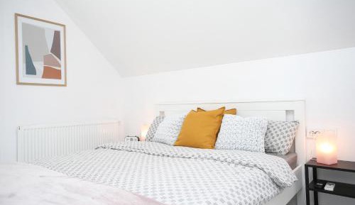 Large Double Room with Shared Bathroom