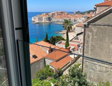 Apartment with Balcony and Sea View
