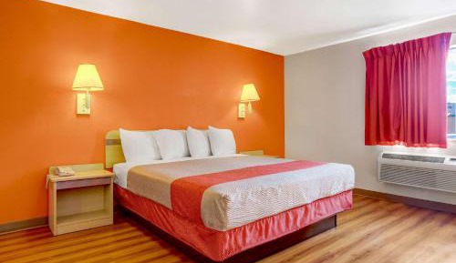 King Room with Roll-in Shower - Disability Access - Non-Smoking