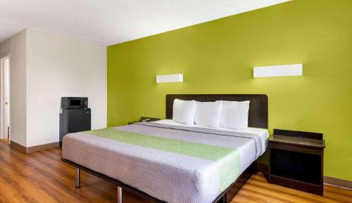 Deluxe King Room - Non-Smoking