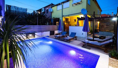 Apartment with Pool View 