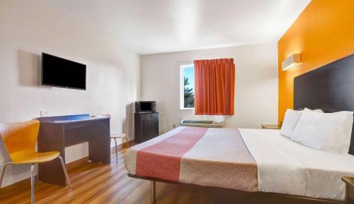 Deluxe King Room - Non-Smoking