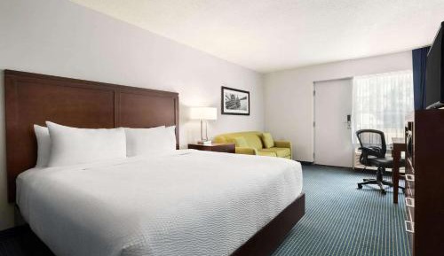 Premium King Room - Non-Smoking, Exterior Hall