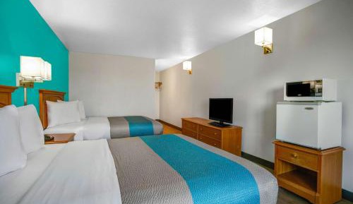 Deluxe Queen Room with Two Queen Beds - Non-Smoking