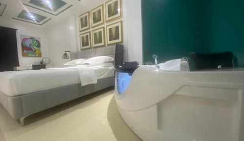 Studio with Spa Bath