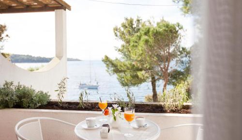 Deluxe Room with Balcony and Sea View
