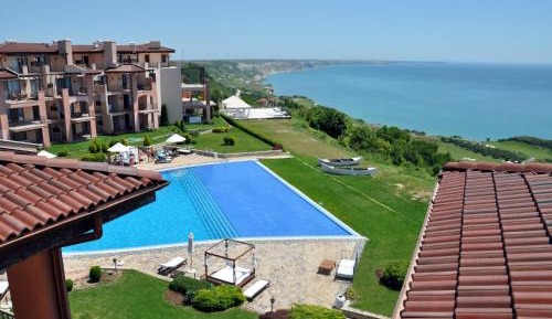 Three-Bedroom Apartment with Balcony and Sea View