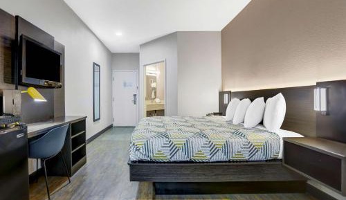 Deluxe King Room - Non-Smoking