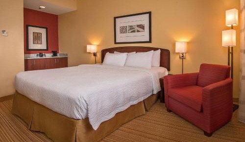 One-Bedroom King Suite with Tub - Mobility/Hearing Accessible