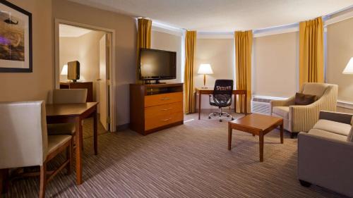 Deluxe King Suite - Non-Smoking