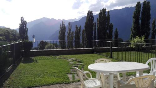 Apartment with Mountain View