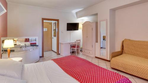 Queen Room with Spa Bath