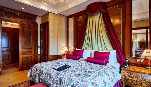 Royal King Suite King with City View - Nonsmoking