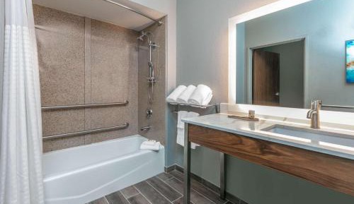 Deluxe King Room with Hearing Impaired Access - Non-Smoking