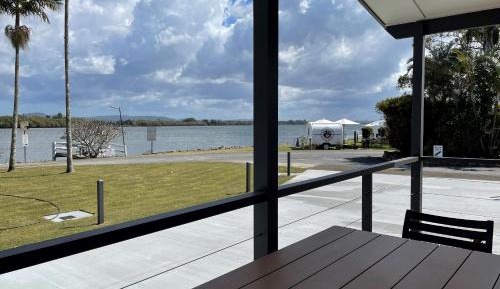 Bungalow - Water Front 