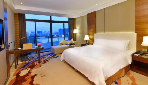 Business Queen Room