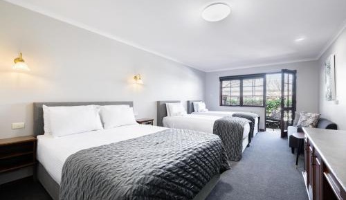 Pet Friendly - Deluxe Queen and Two King Singles with Courtyard