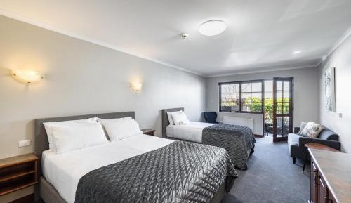 Walk In Shower - Deluxe Queen & Single with Courtyard