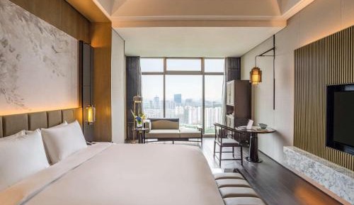 Luxury King Room with City View