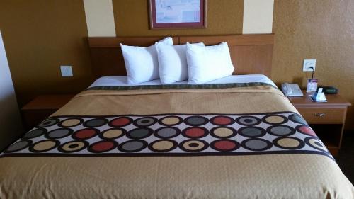 King Room with Roll-In Shower - Mobility Access/Non-Smoking