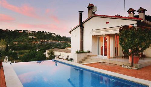 Four-Bedroom Holiday Home