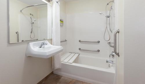 Studio Suite with Two Double Beds and Mobility Accessible Tub