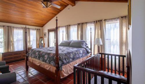 Ten-Bedroom Holiday Home