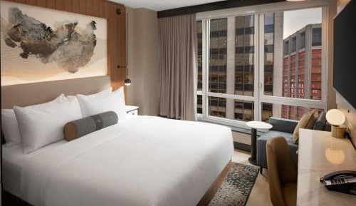 King Room - Mobility Access/Roll in Shower - Non-Smoking
