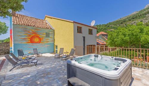 Three Bedroom Holiday Home with Hot Tub