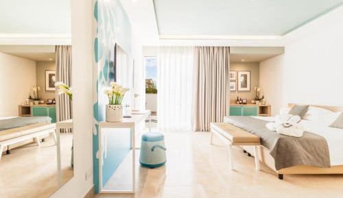 Deluxe Double Room with Side Sea View