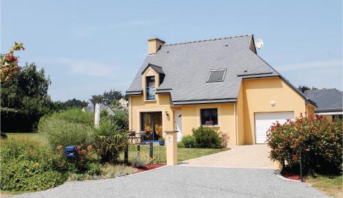Three-Bedroom Holiday Home 